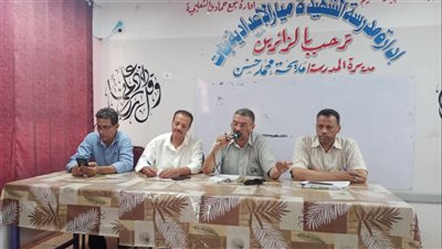 مدير  تعليمية نجع حمادي يبحث استعدادات العام الدراسي الجديد