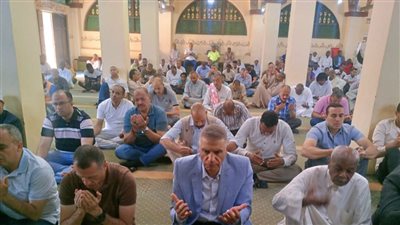 محافظ أسوان يؤدى صلاة الجمعة بمسجد 