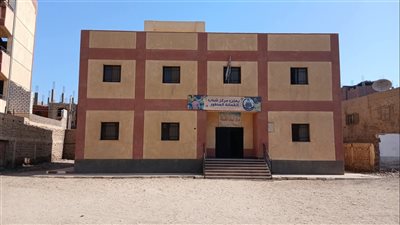 بسبب التصميم الخاطئ للمبنى... مركز شباب القمانة بلا ملعب أو سور