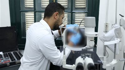 وزير الصحة يتابع حالات المصابين بمضاعفات بقسم الرمد في مستشفى للتأمين الصحي