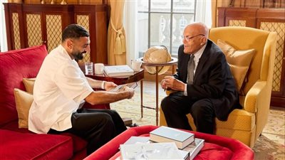 محمد صلاح يلتقي الدكتور مجدي يعقوب في إنجلترا 