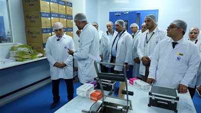 محافظ كفرالشيخ يتفقد عددًا من المصانع بالمنطقة الصناعية بمطوبس