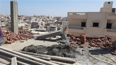 إزالة شدة أعمدة وسقف مخالف ضمن أعمال الموجة 27 لإزالة التعديات بدمنهور