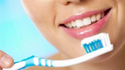 تنظيف الأسنان بانتظام.. عادة صغيرة تحمي القلب وتطيل العمر