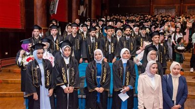 الدكتور محمد حسين يشهد حفل تخرج الدفعة 47 من كلية الصيدلة