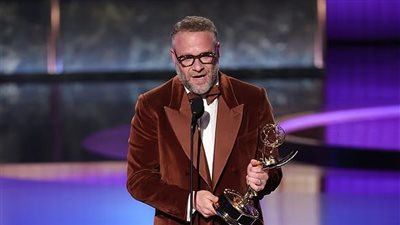 سيث روجن يتوَّج لأول مرة في جوائز إيمي 2025 وسط ليلة حافلة بالمفاجآت