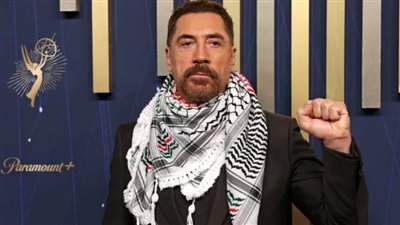 خافيير بارديم بالكوفية في جوائز إيمي 2025: 