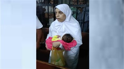 صور.. بدء محاكمة المتهمة بقتل زوجها و6 من أطفاله بالسم في المنيا