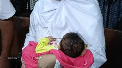 المتهمة بقتل زوجها وأطفاله الـ6 بالمنيا تحمل صغيرها فى أولى الجلسات 