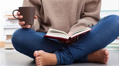 مخاطر الجلوس متربعًا لفترات طويلة على صحتك
