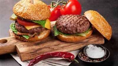 مثل المطاعم.. طريقة عمل برجر اللحم البيتي