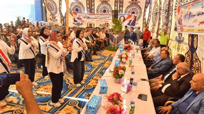 محافظ أسيوط يشهد توزيع حقائب مدرسية بقرية النواورة بالبداري ويطلق