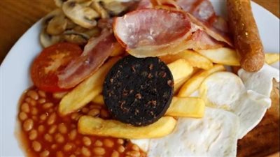 كم عدد السعرات الحرارية التي تحتاج إلى تناولها يومياً لاكتساب العضلات؟