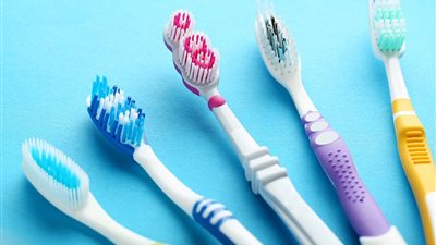 طبيبة أسنان توضح كيفية اختيار فرشاة الأسنان المناسبة