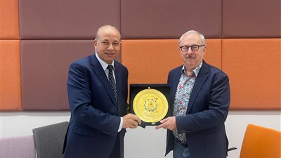 رئيس جامعة المنصورة يبحث مع الاتحاد الفنلندي للتعليم الدولي تعزيز التعاون