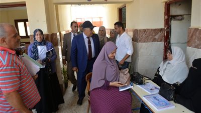 محافظ الدقهلية في جولة مفاجئة بمدرسة منية محلة دمنة للتعليم الأساسي