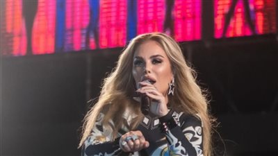 نيكول سابا تشعل الأجواء بفستان لافت