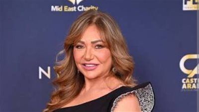 ليلى علوي تودع الصيف بفستان لافت