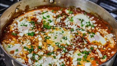 طريقة عمل طاجن السجق بالبيض في دقائق