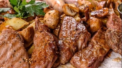 على خطى المطاعم.. حضري اللحم المحمر بالثوم والزبدة
