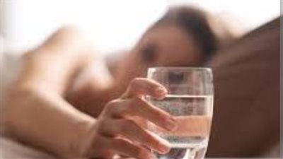 لماذا يحذر العلماء من وضع كأس ماء بجوار السرير؟
