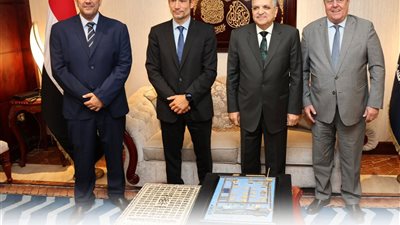 الفريق أسامة ربيع يبحث مستجدات و تطورات العمل بشركة 