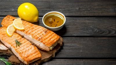 حضري سمك السلمون بالعسل والليمون على خطى المطاعم