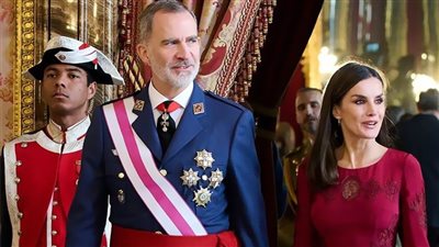 أناقة الملكة ليتيزيا تخطف قلوب المصريين