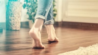 المشي حافيا في البيت.. فائدة غير متوقعة للصحة العامة