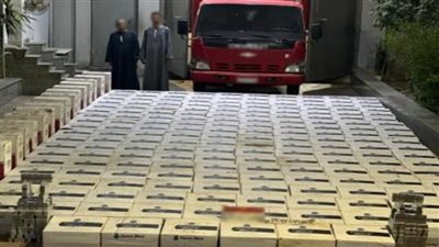النيابة تحبس عاملين ضبطا بتهريب 107 آلاف عبوة سجائر في السوق السوداء