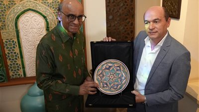 رئيس سنغافورا يزور مركز الحرف بالفسطاط ويعجب بالفنون التراثية