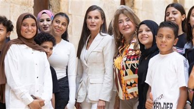 ملكة إسبانيا تتزين باكسسوارات نحاسية بتوقيع مصري خلال زيارتها للأقصر (صور)