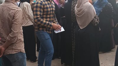 ازدحام أولياء الأمور أمام مدارس في أول أيام الدراسة 2025-2026