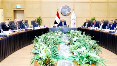 الوزير يترأس اجتماع الجمعية العامة للشركة القابضة لمشروعات الطرق والكباري والنقل البري