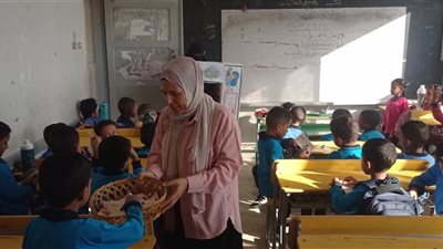توزيع الحلوى والهدايا مع اشراق أول أيام الدراسة بمعاهد البحر الأحمر الازهرية 