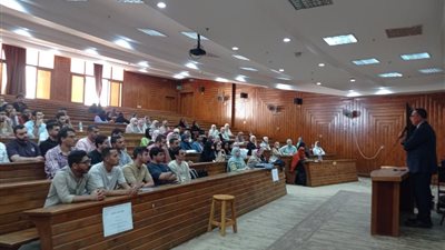 عميد طب كفر الشيخ يتفقد سير الدراسة في أول أيام العام الجامعي الجديد