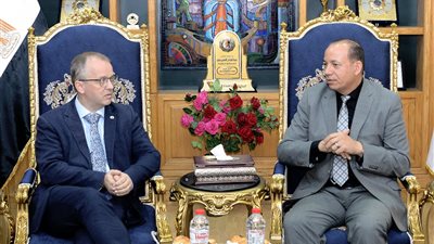 رئيس جامعة المنصورة يستقبل نائب عميد العلاقات الدولية للقطاع الطبي بجامعة مانشستر