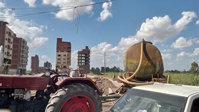 التحفظ على جرار زراعي قام بالقاء مياه الصرف الصحي بمصرف زراعي بالدقهلية