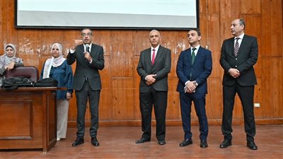 رئيس جامعة يتابع بدء العام الدراسي بالجامعة الأهلية