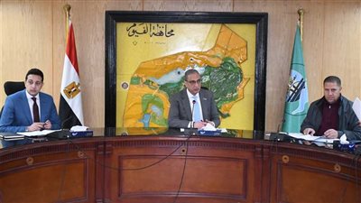 محافظ الفيوم يتابع إجراءات توصيل المرافق إلى المجمع الصناعي بهوارة