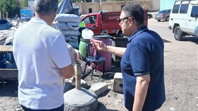 محافظ البحر الأحمر يزيل تعدياً على شارع المصالح 