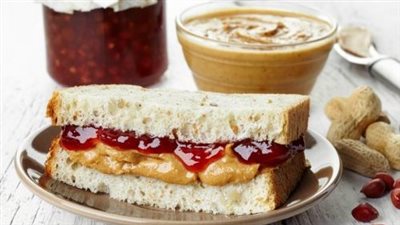 صحي لساندويتشات المدارس.. طريقة عمل توست زبدة الفول السوداني مع المربى 