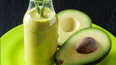 طريقة عمل عصير الأفوكادو بالموز واللوز