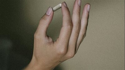 حبّة واحدة يوميًا تعيدك سنوات إلى الوراء: مكمل غذائي يحوي سر الشباب الأبدي