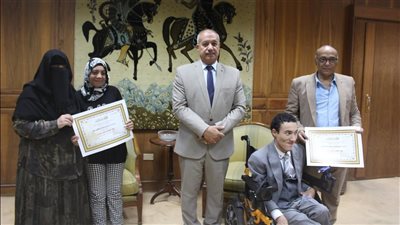 د. أسامة طلعت يكرم الفائزين في مسابقة 