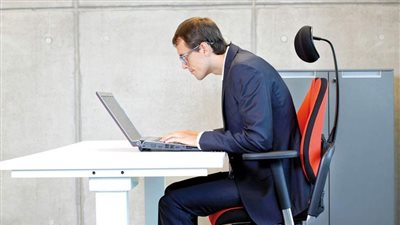 أضرار الجلوس الطويل أمام الشاشات وطرق الوقاية