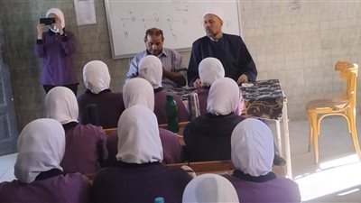 الاحتفال بالمولد النبوي يحيي قيم الرحمة في قلوب طالبات القوصية .. صور