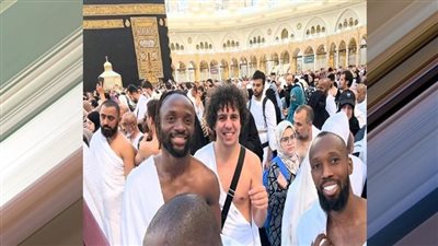 صور.. لاعبو بيراميدز يؤدون مناسك العمرة