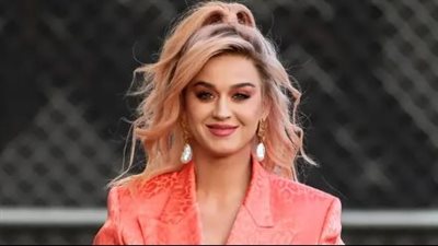 كاتي بيري تتأمل عامًا من التحديات في رسالة مؤثرة إلى جمهورها
