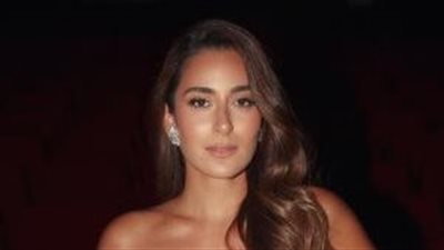 أمينة خليل تطل بالترتر اللامع (صور)